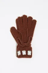 Guantes de punto color marrón con puños acanalados y aplicación de tres cristales rectangulares en cada uno.