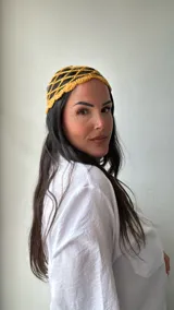 Gorro tejido al crochet color maíz con diseño de red.