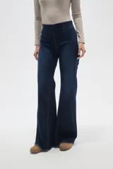 Pantalon de jean estilo oxford con tiro alto y ruedo deshilachado.