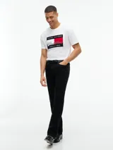Remera blanca de manga corta y cuello redondo, confeccionada en puro algodón. Cuenta con un diseño de corte regular y un gráfico frontal que combina el logotipo de Tommy Hilfiger y el equipo Cadillac Formula 1.