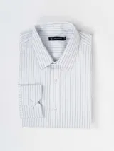 Camisa de vestir de manga larga con corte slim, color blanco con delicadas rayas verticales finas en tono gris. Presenta cuello clásico, cierre frontal con botones y puños abotonados.