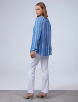 Camisa celeste con rayas verticales blancas y azules, cuello mao, escote en V y cierre frontal con botones.