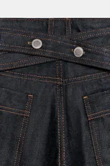 Bermuda de denim en color azul oscuro, de tiro medio con cintura con trabillas. Presenta costuras con pespuntes en color contraste, bolsillos laterales y cierre frontal con cremallera y botón metálico.