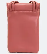 Cartera porta celular Satinato de color rosado, con diseño texturizado trenzado en el cuerpo y solapa lisa superior. Incluye correa transversal fina ajustable.