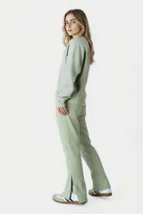 Buzo color marrón con corte suelto y cuello redondo.