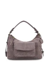 Cartera de hombro tipo hobo de ecocuero marca Hush Puppies, modelo V26Lf Dover, en color marrón. Cuenta con un compartimento principal con cierre, un bolsillo frontal con solapa y broche imantado con el logotipo de la marca grabado, asa corta para llevar al hombro y detalles de herrajes metálicos oscuros con un colgante decorativo circular.