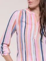 Blusa de gasa estampada Zac & Rachel, con cuello a la base, escote en V con botones frontales y manga larga de largo regulable.