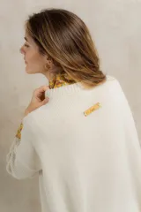 Buzo tejido en hilo de algodón, de corte holgado con hombros caídos y diseño de ochos en el frente.