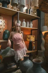 Minifalda negra de encaje con volados y cintura alta.