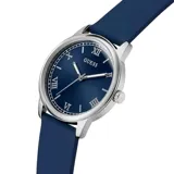 Reloj analógico Guess Easton con caja de acero inoxidable, esfera azul con números romanos y correa de silicona azul.