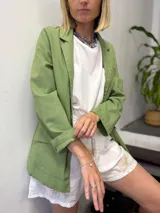 Blazer sastrero color verde, de lino, con solapas de muesca y mangas largas que se pueden remangar.