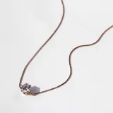 Collar de oro rosa con cadena fina y dije de piedra Cubic Zirconia engarzada.