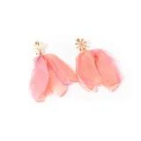 Aros colgantes dorados con forma de flor, con pétalos de tela rosa y naranja.