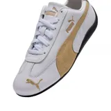 Championes Puma modelo Speedcat LTH, de diseño inspirado en el automovilismo. Presentan una base de cuero blanco con detalles en color dorado en los laterales y el logo de la marca. Cuentan con una suela de goma negra de perfil bajo y diseño envolvente en el talón.