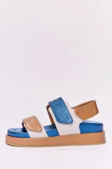 Sandalias bajas de cuero con plataforma, base color suela, plantilla azul y tiras de cuero en color beige, blanco y azul.