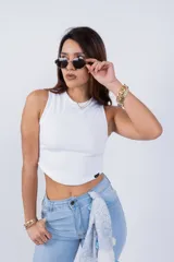 Musculosa celeste de tejido de punto acanalado, corte cropped y cuello redondo.