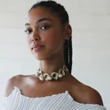 Gargantilla dorada con eslabones entrelazados y perlas de cristal. Hecha a mano en Grecia.