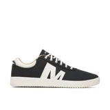 Championes Merrell modelo Cygnet Canvas para hombre, de lona negra con una gran "M" blanca en el lateral, suela de goma blanca y cordones blancos.