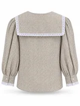 Blusa marinera de cuadrille celeste y blanco, con cuello marinero amplio, mangas largas abullonadas y puños anchos con detalles bordados en el borde. Cierre frontal con botones blancos.