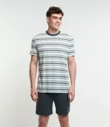 Conjunto de pijama masculino compuesto por una remera de cuello redondo y mangas cortas con estampado de rayas horizontales finas, y una bermuda lisa con cintura elástica.