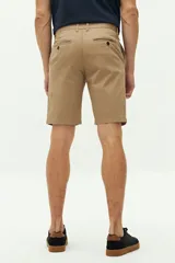 Bermuda de gabardina color gris con logo bordado, bolsillos laterales y traseros, cierre con cremallera y pasacintos.