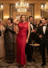 Vestido largo de satén rojo con escote drapeado, sin mangas y corte recto que cae suavemente sobre la figura.