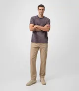 Remera masculina de corte regular y cuello redondo, confeccionada en tejido de algodón y poliéster con diseño de rayas horizontales en hilo teñido.