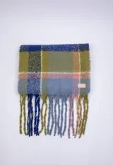 Bufanda rectangular con diseño a cuadros en tonos azul, verde, amarillo y rosa, con flecos en los extremos.