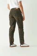 Pantalón jean mom de corte relajado con estampado animal print.