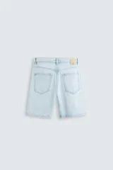 Bermuda de jean con corte regular fit, confeccionada en denim de algodón con elasticidad. Presenta diseño de cinco bolsillos, efecto lavado y cierre frontal con cremallera y botón.