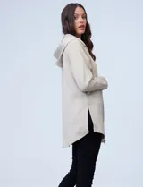 Campera color beige de modal, con cierre metálico central, capucha con cordón de ajuste y tajos laterales.