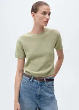 Jersey de punto de algodón con cuello redondo y manga corta. Presenta un diseño recto y tejido de punto grueso.
