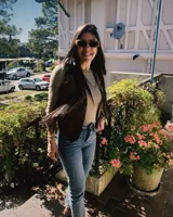 Chaleco negro de cuero vacuno con flecos largos en el frente y espalda.