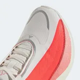 Championes de running Adidas Hyperboost Edge, color blanco con inserciones en rojo brillante y las tres tiras características de la marca en la entresuela.