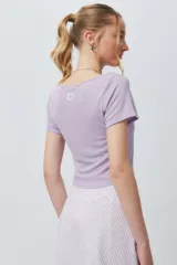 Top corto negro de escote cuadrado y manga corta con costuras tipo corsé.