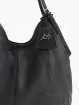 Bolso tipo hobo confeccionado en cuero vacuno con efecto rugoso, de color negro, con manija larga de hombro y ribetes en cuero liso. Incluye un llavero colgante de cuero con la marca grabada.