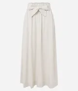 Pollera midi clochard de color beige, confeccionada en viscolino con cintura fruncida y cinturón ajustable en el mismo tejido. Presenta un diseño fluido y elegante de corte recto.