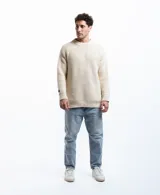Sweater unisex color crema de lana merino, con cuello redondo y corte holgado.
