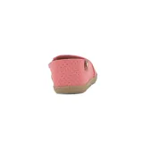 Zapatilla casual Moleca para mujer, tipo alpargata baja de color amarillo, con perforaciones en toda la capellada para mayor ventilación, suela texturizada tipo yute y detalle de aplique marrón con un corazón metálico en el talón.