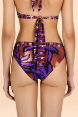 Bombacha de bikini con diseño tipo corset, caracterizada por una faja ancha cruzada en la cintura. Presenta un estampado botánico con hojas en tonos púrpuras y cobrizos, con un corte en V que estiliza la figura.