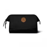 Neceser negro de poliéster reciclado, repelente al agua y ultrarresistente, con cierre YKK, parte inferior lavable y separadores interiores.