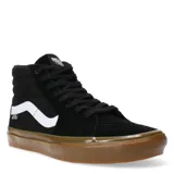 Championes Vans modelo Skate Sk8-Hi de caña alta, color negro con la icónica banda lateral en blanco y suela de goma color caramelo. Confeccionados en una combinación de gamuza y lona, cuentan con cuello acolchado y puntera reforzada para mayor durabilidad.