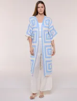 Cardigan largo confeccionado en tejido de punto calado estilo crochet, de color amarillo y blanco, con diseño geométrico de cuadrados, mangas amplias tipo kimono y corte abierto al frente.