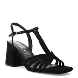 Sandalias de tacón ancho color negro, con diseño de tiras cruzadas en el empeine, tira vertical en T y cierre de hebilla ajustable en el tobillo.