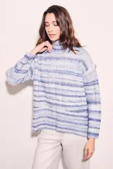 Polera celeste con rayas horizontales en tonos de azul y blanco, de cuello alto y corte oversize.