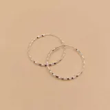 Par de aros tipo argolla en plata 925, con diseño torneado.