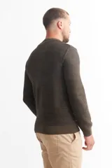 Sweater marrón de punto melange con cuello redondo y mangas largas.