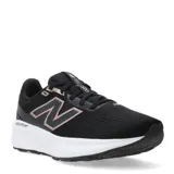 Championes de running New Balance modelo Fresh Foam 520, color negro con detalles en rosa dorado (logo 'N' y detalles en la parte trasera). Poseen entresuela blanca con tecnología Fresh Foam y suela exterior negra.