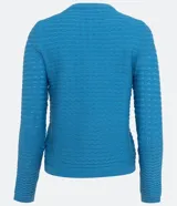 Blusa de punto color celeste con textura ondulada, cuello redondo y mangas largas.