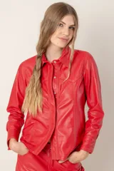 Camisa de cuero ovino italiano color rojo, con cuello y detalles de pespuntes en contraste. Presenta cierre frontal con broches metálicos y bolsillos laterales.